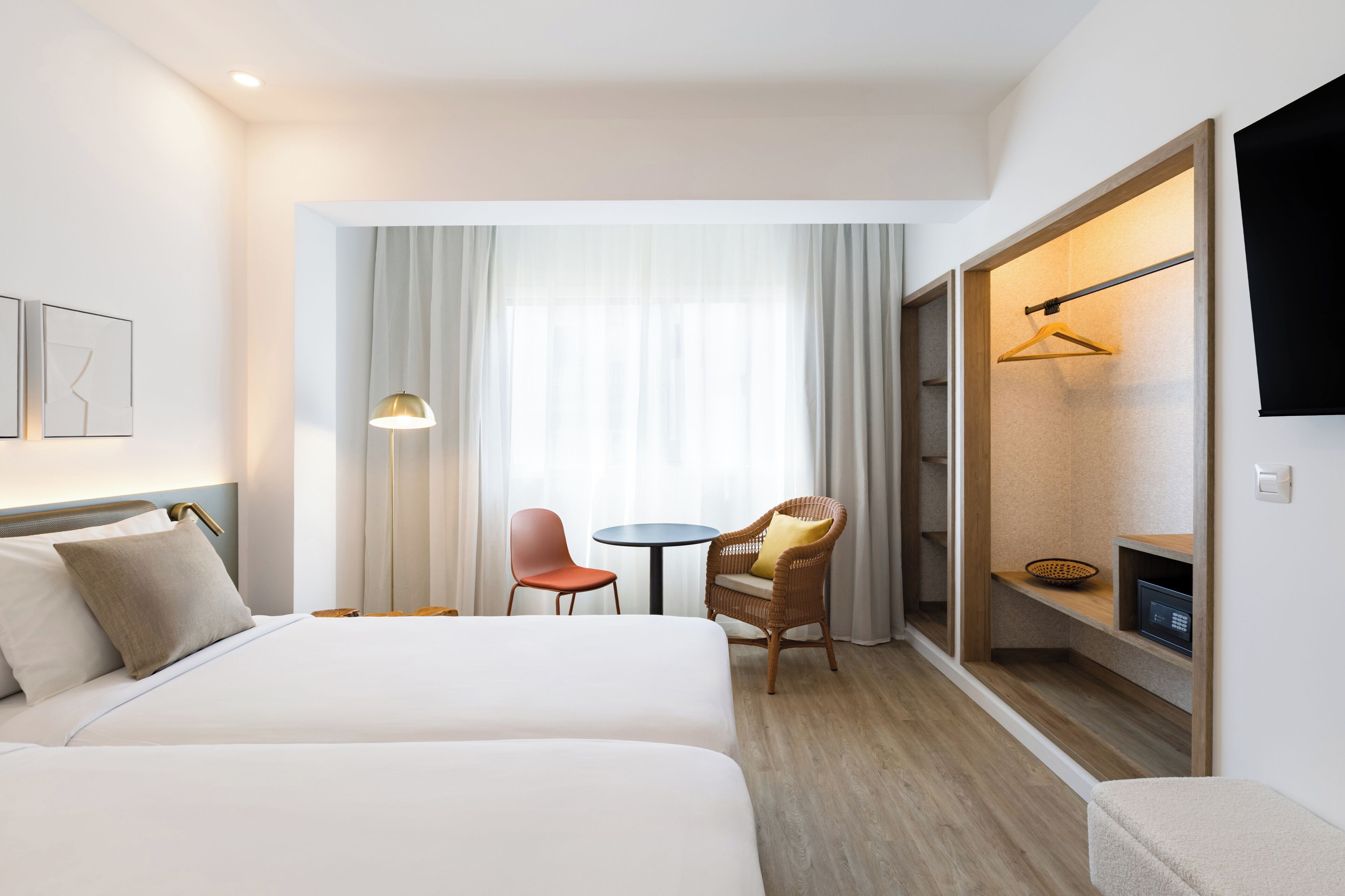 Minibar, escritorio y espacio para trabajar con laptop 