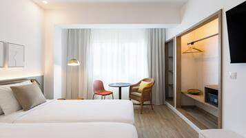 Minibar, escritorio y espacio para trabajar con laptop