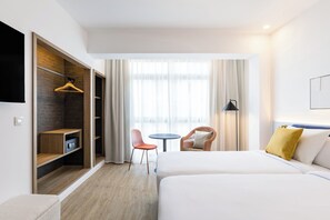 Minibaari, työpöytä, kannettavalle tietokoneelle sopiva työtila