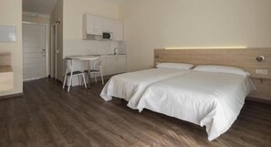 Verdunkelungsvorhänge, Bügeleisen/Bügelbrett, kostenlose Babybetten