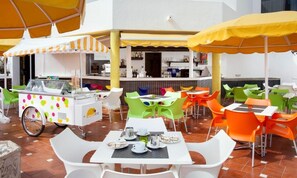 Breakfast and dinner served