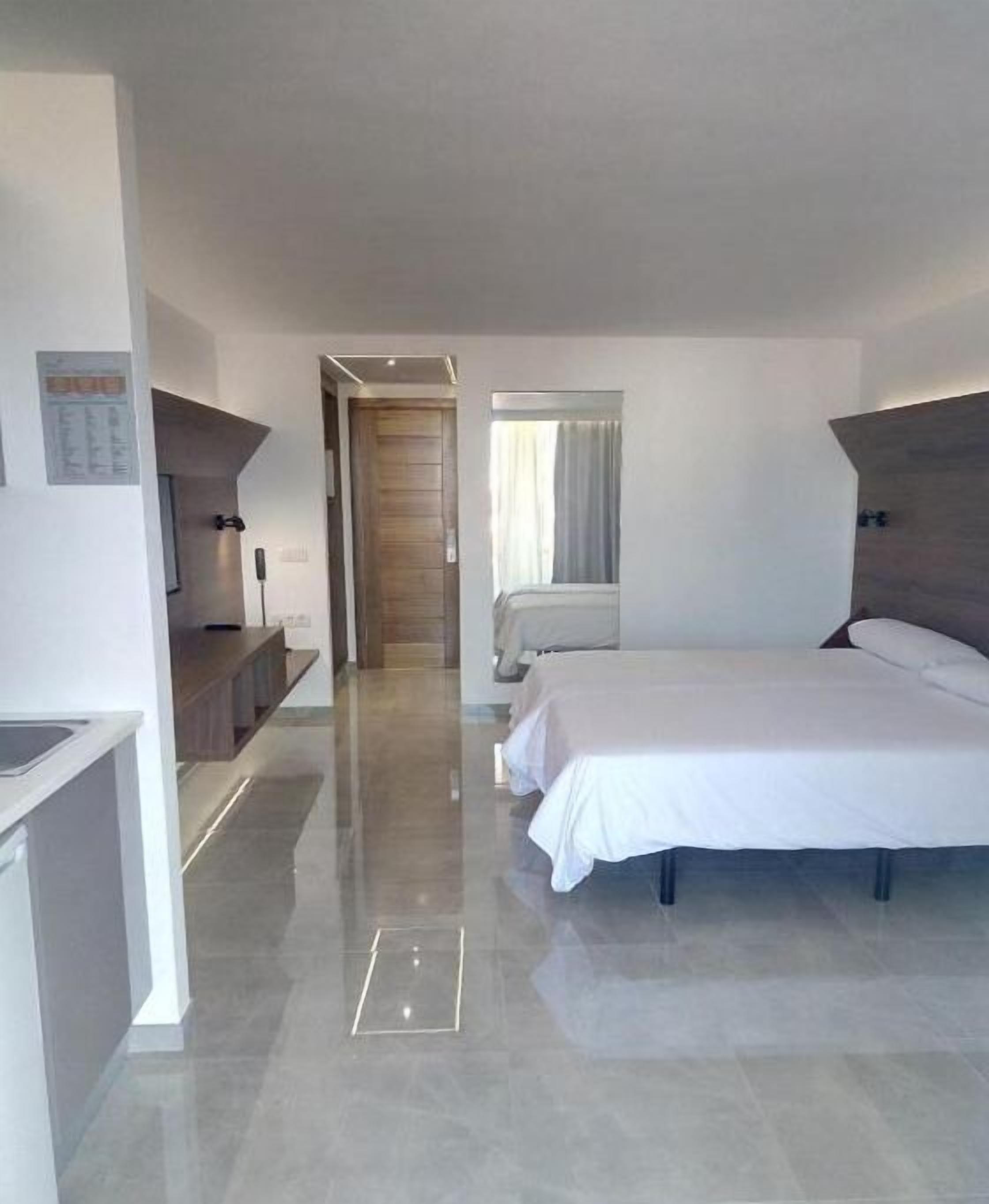 Χρηματοκιβώτιο στο δωμάτιο, κουρτίνες συσκότισης, σίδερο/σιδερώστρα 