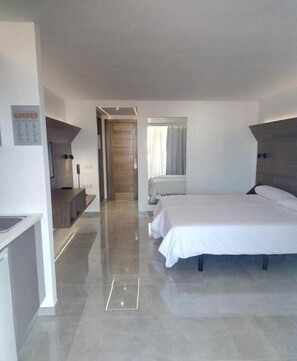 Caja fuerte, cortinas opacas, tabla de planchar con plancha