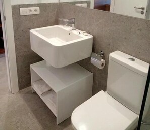 Bathtub, hair dryer, bidet, towels