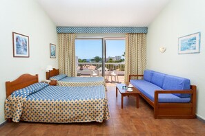 Rideaux occultants, fer et planche à repasser, lits bébé (gratuits)