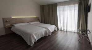 Rideaux occultants, fer et planche à repasser, lits bébé (gratuits)