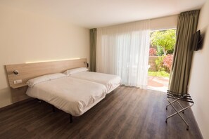 Verdunkelungsvorhänge, Bügeleisen/Bügelbrett, kostenlose Babybetten