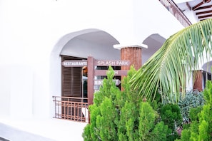 A building with a sign for 'Splash Park' and 'Restaurant.' - Coral Los Alisios (Arona)
