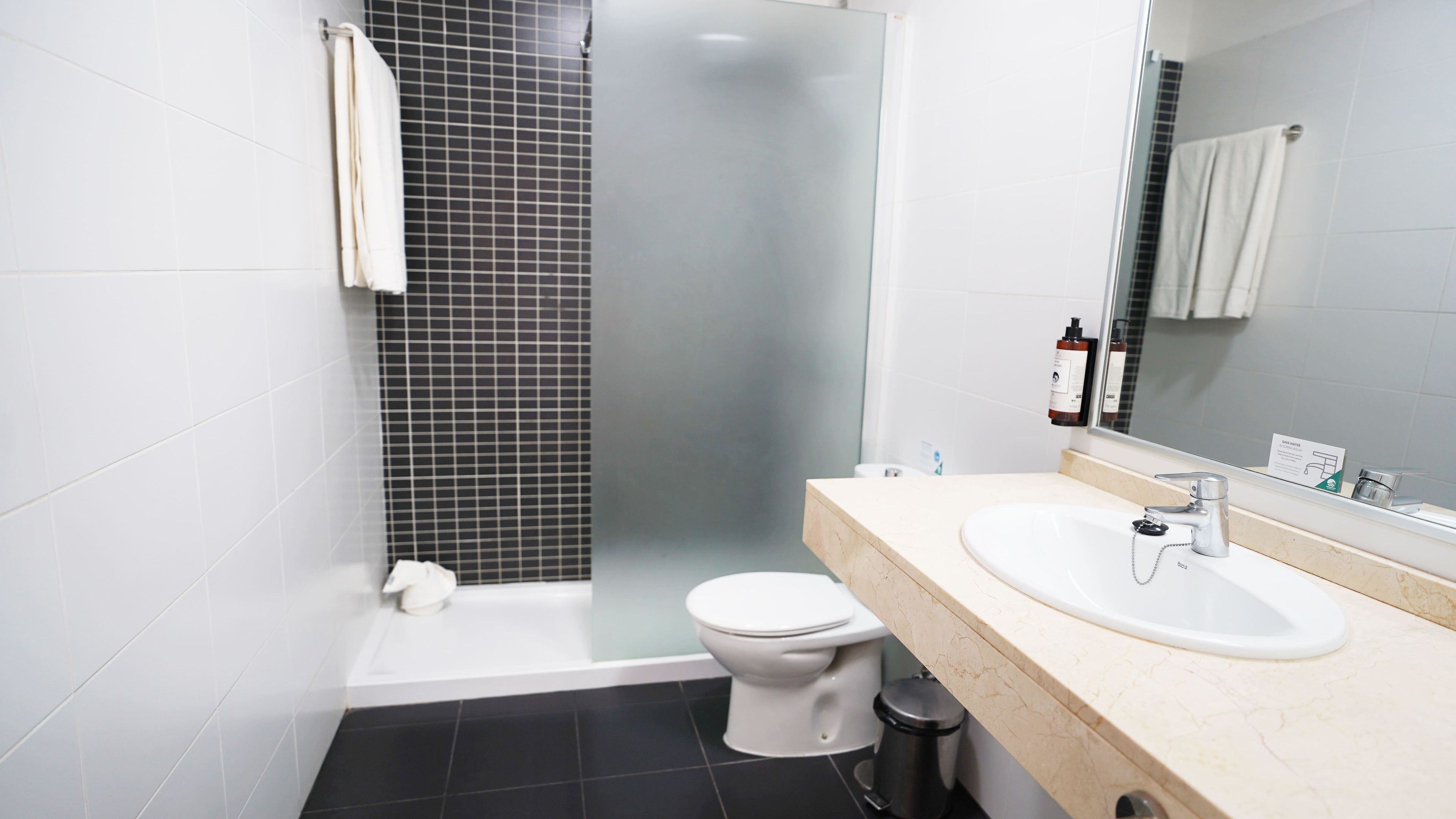 Shower, pancuran hujan,  dan perlengkapan kamar mandi ramah lingkungan