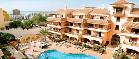 2 piscines extérieures, parasols, chaises longues