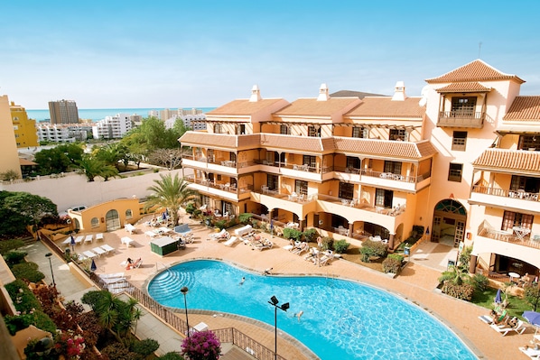 2 outdoor pools, pool umbrellas, pool loungers