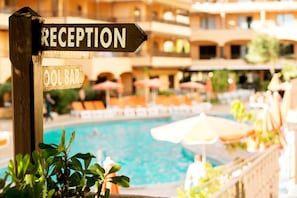 2 outdoor pools, pool umbrellas, pool loungers - Coral Los Alisios (Arona)