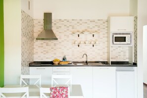 Mini-fridge, microwave, stovetop, electric kettle - Coral Los Alisios (Arona)