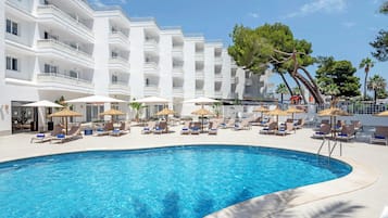 Piscine extérieure (ouverte en saison), parasols de plage