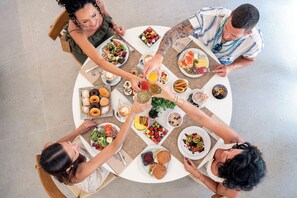 Dagelijks ontbijtbuffet (EUR 25 per persoon)