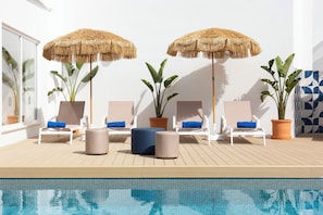 Seasonal outdoor pool, open 9:00 AM to 8:00 PM, pool umbrellas - Aparthotel HSM Lago Park (Muro)