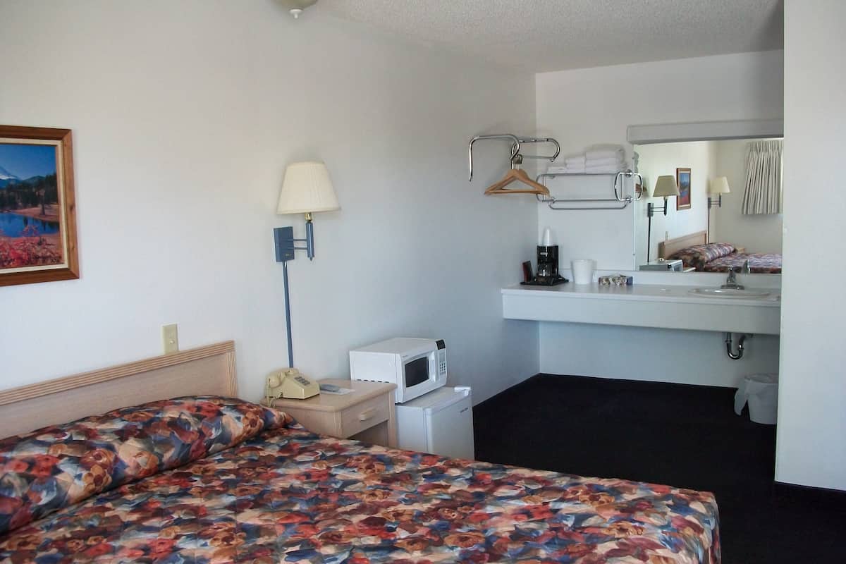Habitación estándar, 1 cama de matrimonio grande, frigorífico y microondas | Escritorio, wifi gratis, ropa de cama y despertador