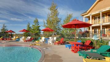 2 outdoor pools, pool loungers
