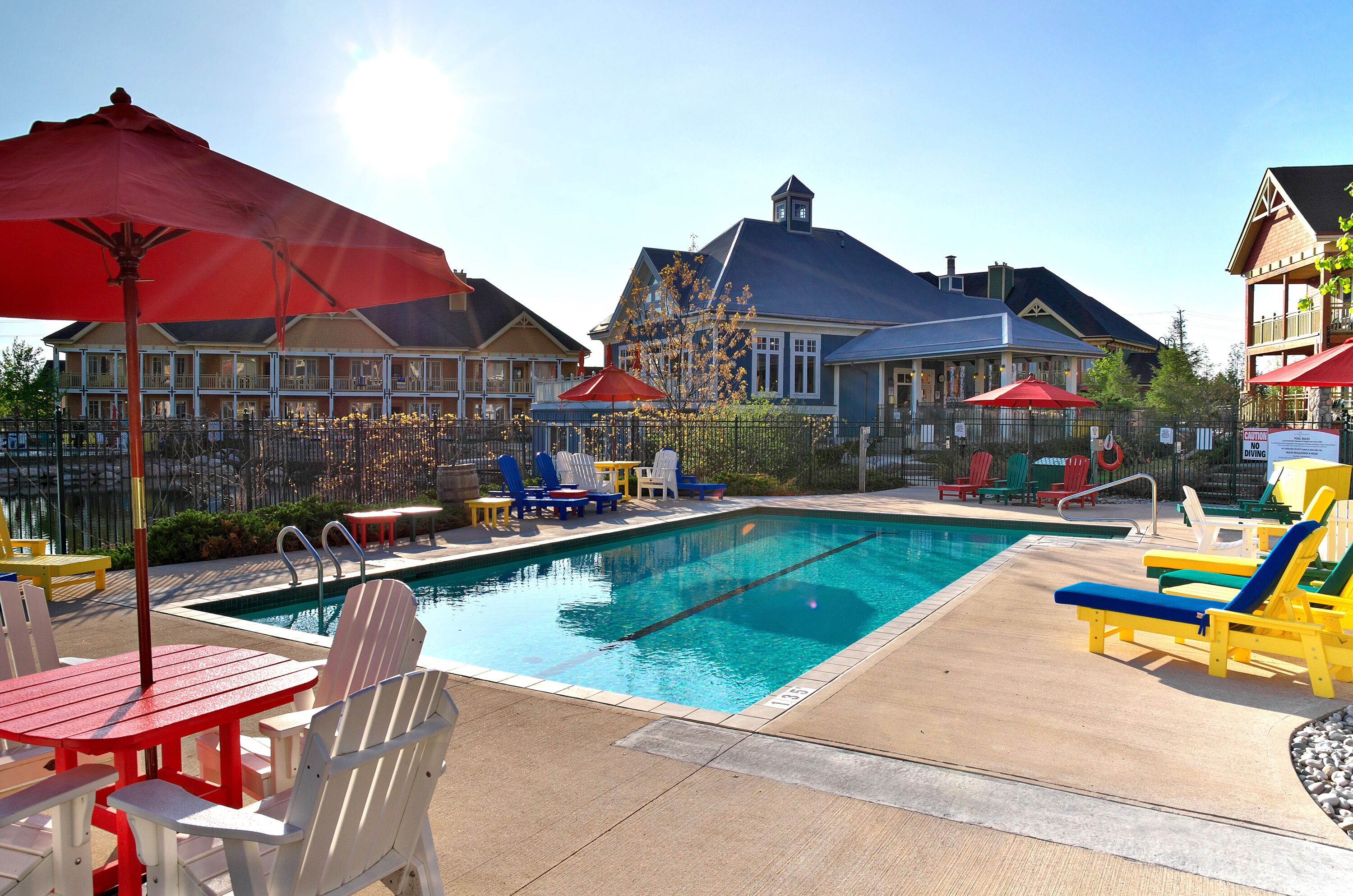 2 outdoor pools, pool loungers