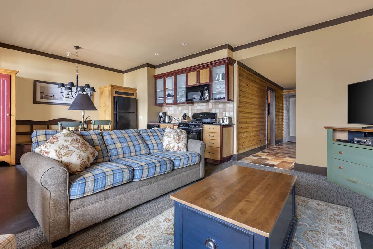 flat-screen tv, fireplace, dvd player