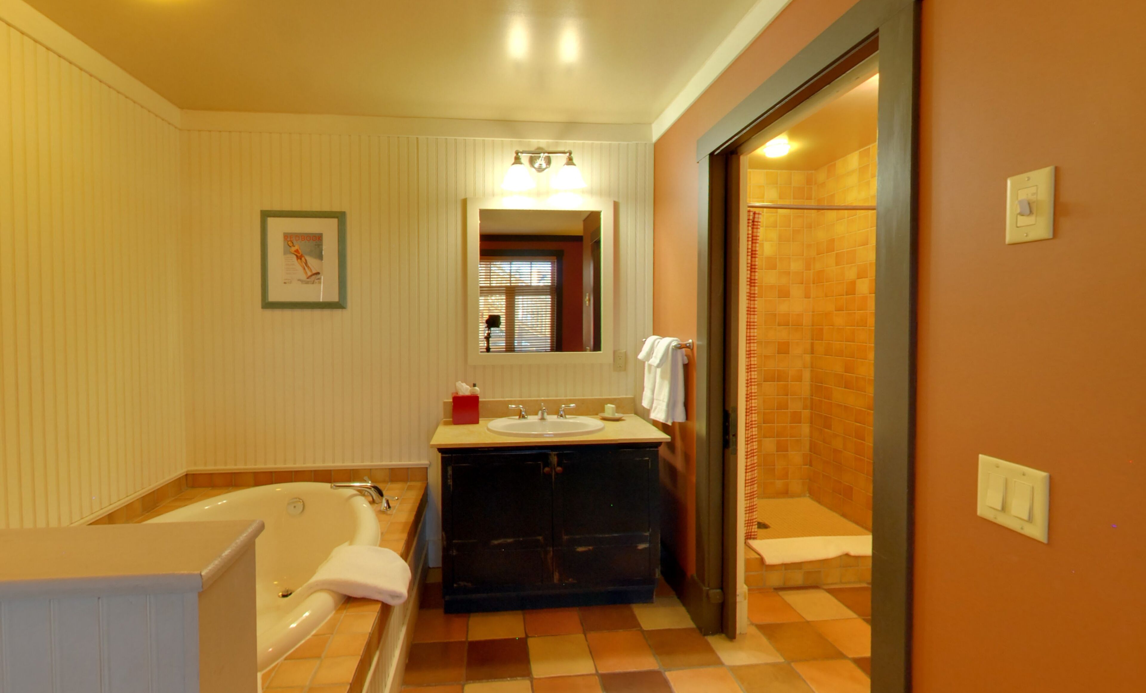 Un baño con bañera, lavamanos y ducha.
