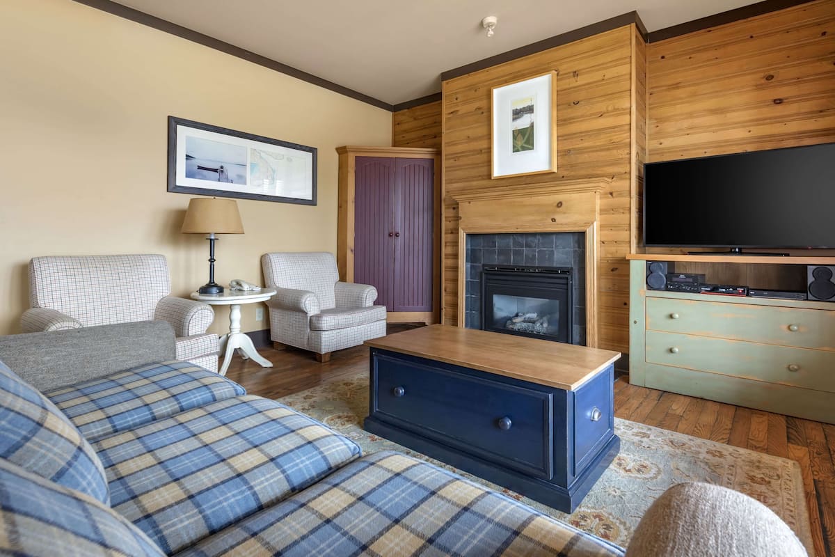 2 BEDROOM 1 KING 2 TWN CORNER SUITE | Living area | Flat-screen TV, fireplace, DVD player