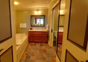 Bathtub dan shower terpisah dan perlengkapan mandi gratis