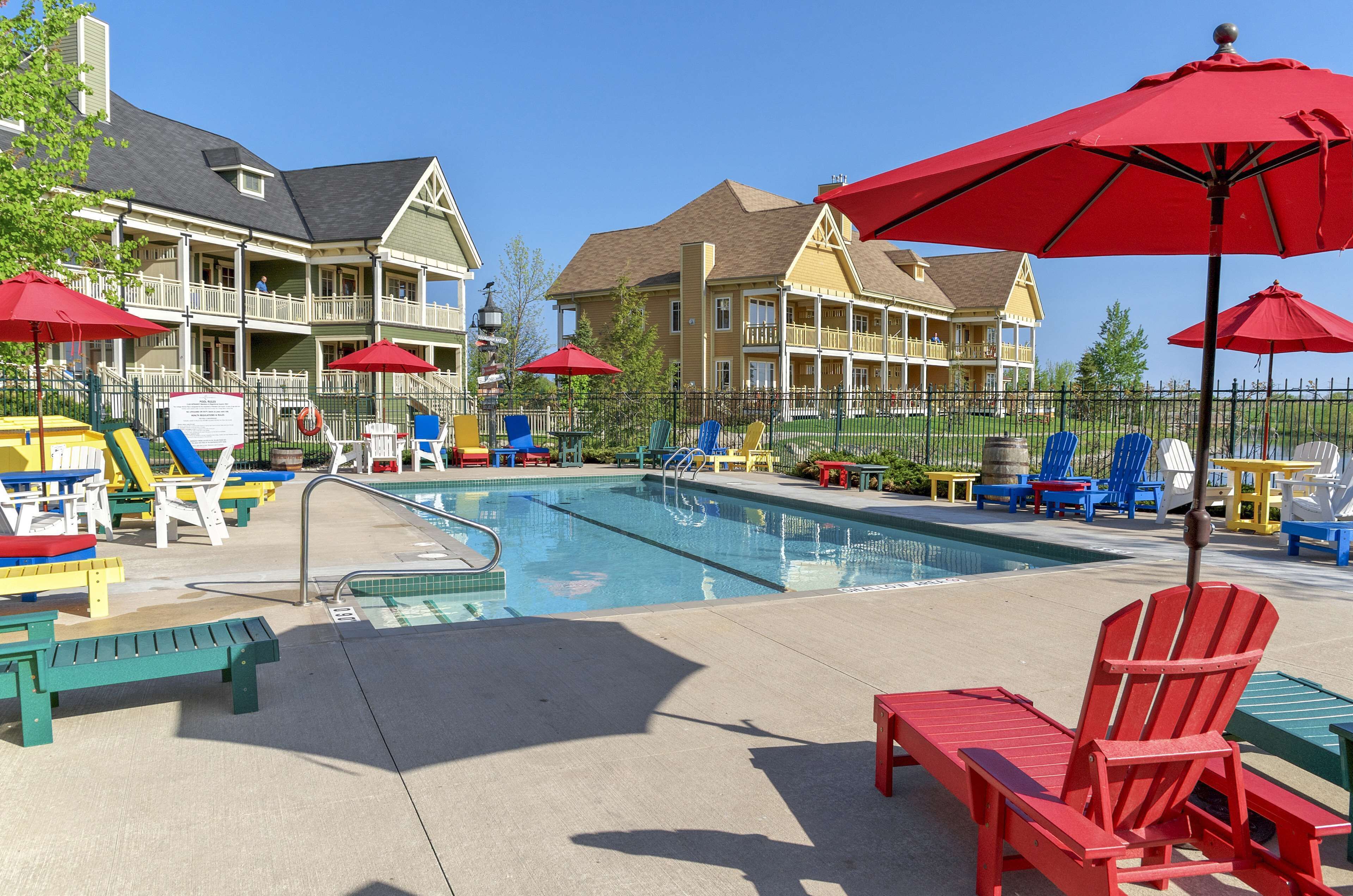 2 hồ bơi ngoài trời, ghế dài tắm nắng 