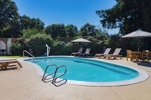 Piscine extérieure, parasols de plage, chaises longues