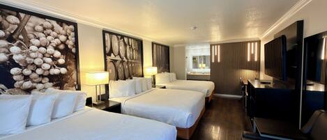 أسرّة بطبقة علوية مريحة وخزنة داخل الغرفة ومكتب