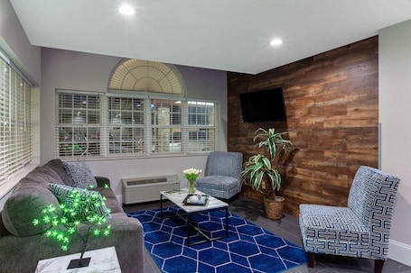 Lobby. Microtel Inn & Suites by Wyndham Augusta/Riverwatch