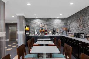 Desayuno continental gratuito y diario