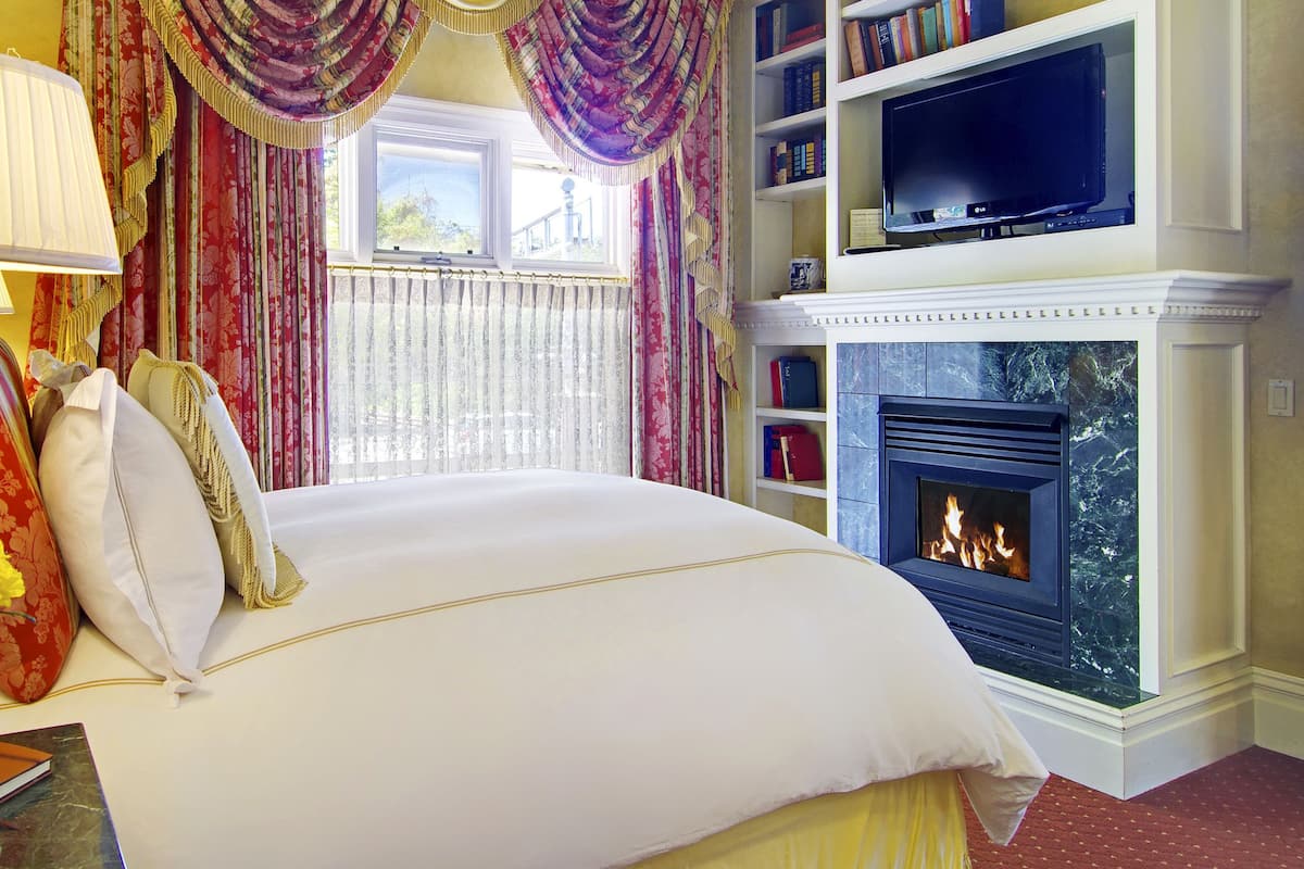 Habitación estándar, varias camas, chimenea (Library) | Ropa de cama de alta calidad, edredón y camas con efecto memoria