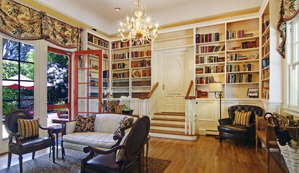 Library - Inn at Depot Hill (Capitola)