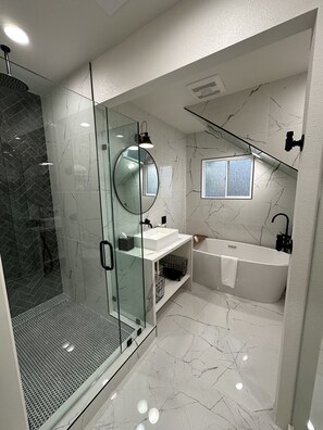 Suíte estúdio superluxo, 1 cama Queen, lareira (Valencia) | Banheiro | Produtos de toalete grátis, secador de cabelo, toalhas de banho 