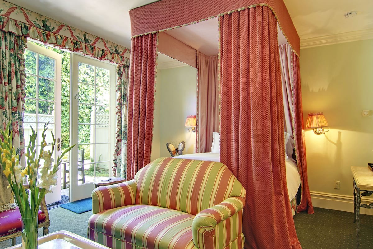 Habitación romántica, 1 cama Queen size, patio (Sissinghurst) | Área de sala de estar | Televisión de pantalla plana de 45 pulgadas con canales vía satélite