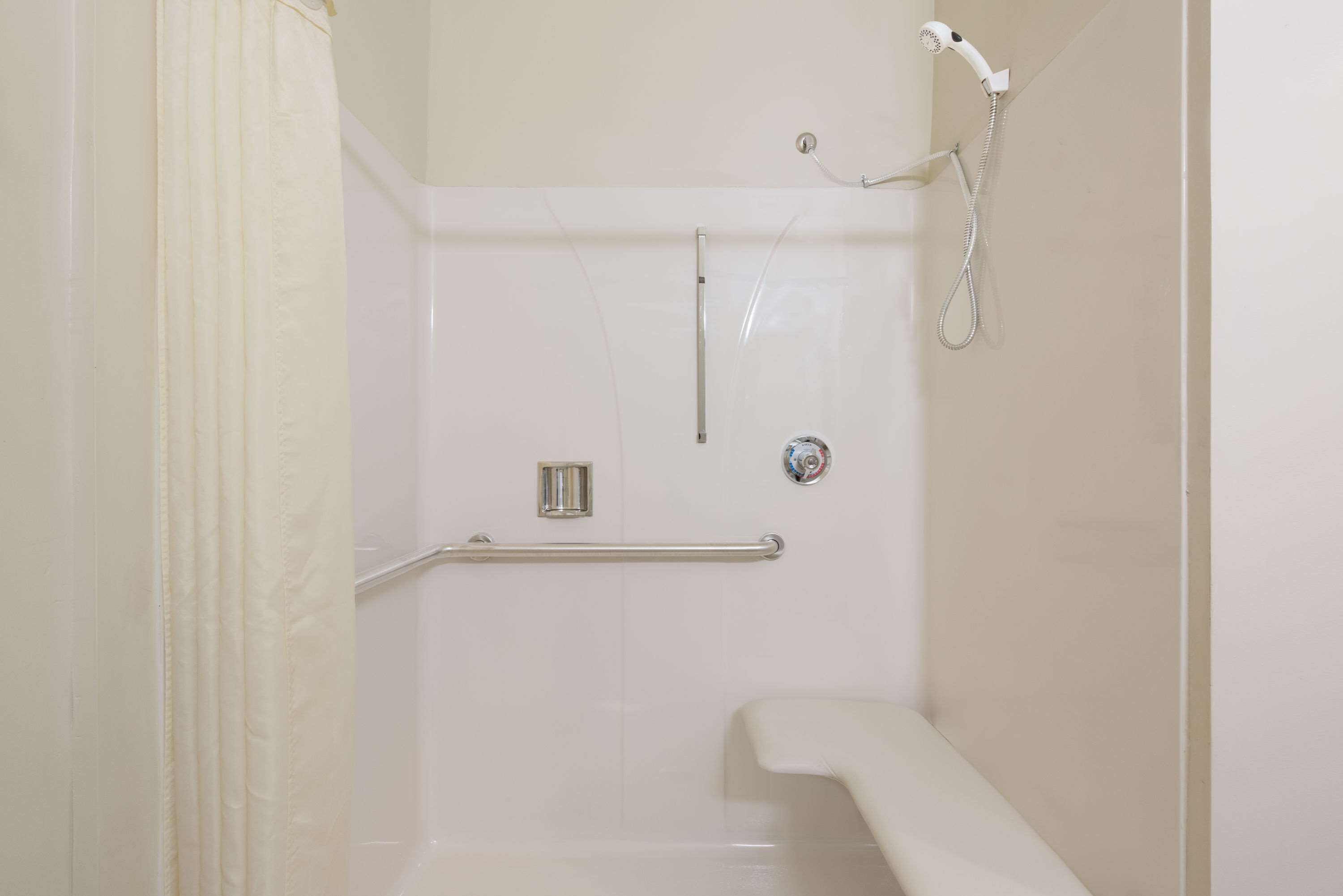 Bañera con ducha, artículos de tocador gratuitos, secador de pelo