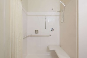 Combined shower/bathtub, free toiletries, hair dryer, towels - Knights Inn Palmyra (Palmyra)
