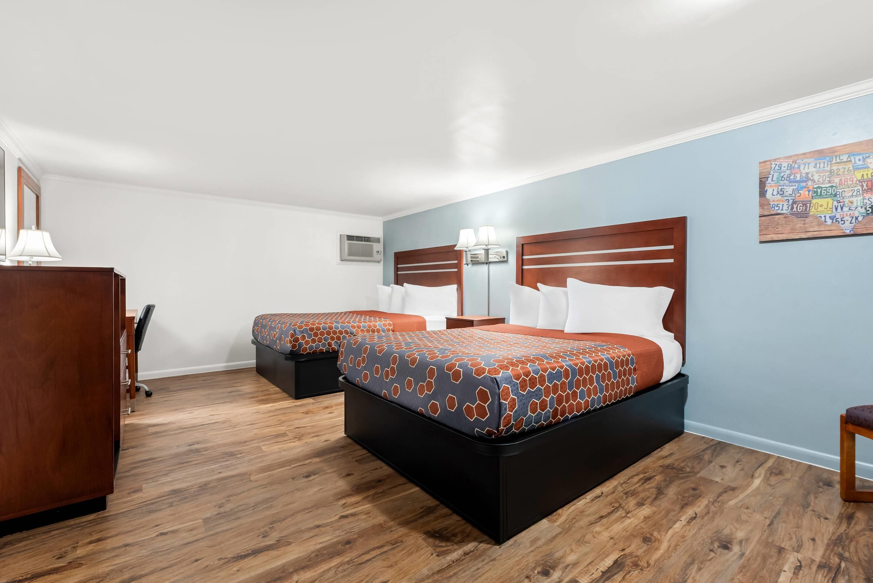 Habitación estándar, 2 camas Queen size, para no fumadores | Escritorio, cunas, camas extra y wifi gratis 
