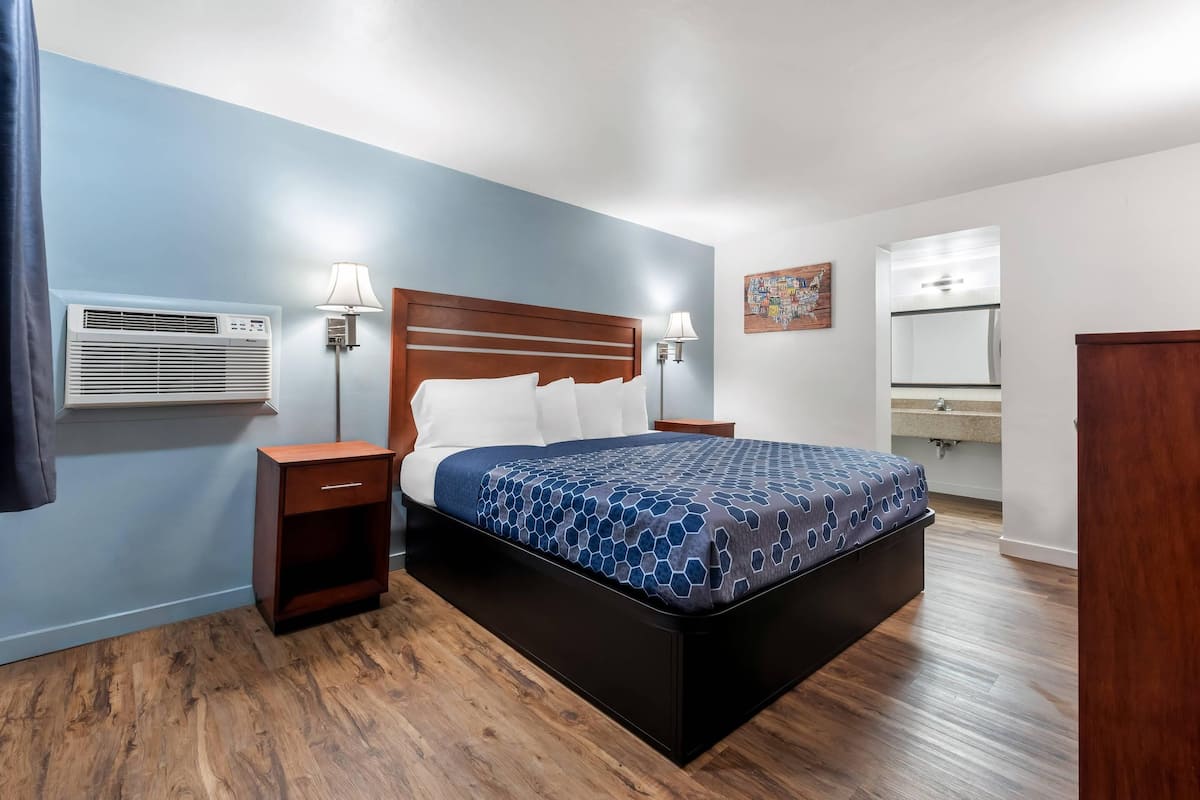 Desk, cots/infant beds, rollaway beds, free WiFi
