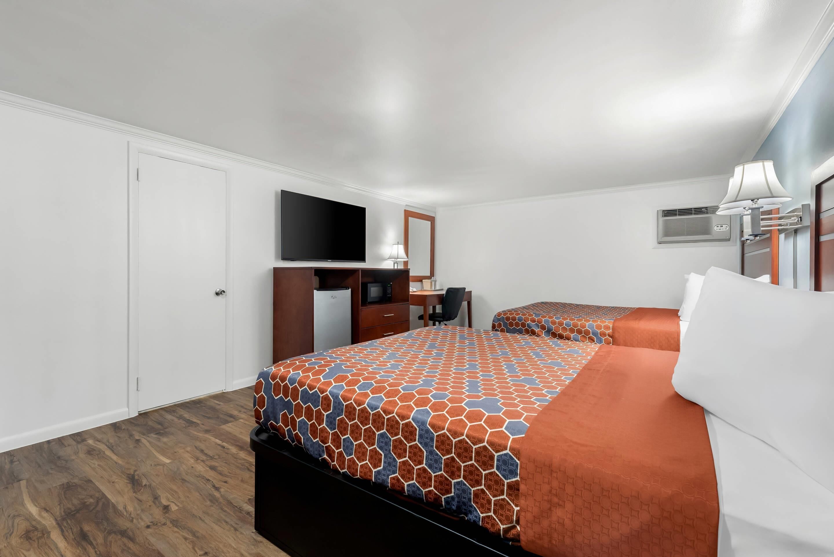 Kamar Standar, 2 Tempat Tidur Queen, Bebas Asap Rokok | Meja kerja dan tempat tidur bayi (biaya tambahan)
