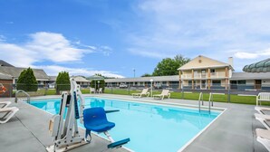 Outdoor pool - Econo Lodge Palmyra - Hershey (Palmyra)