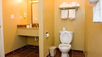 Combined shower/tub, free toiletries, hair dryer, towels