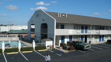 Vista frontal de la propiedad