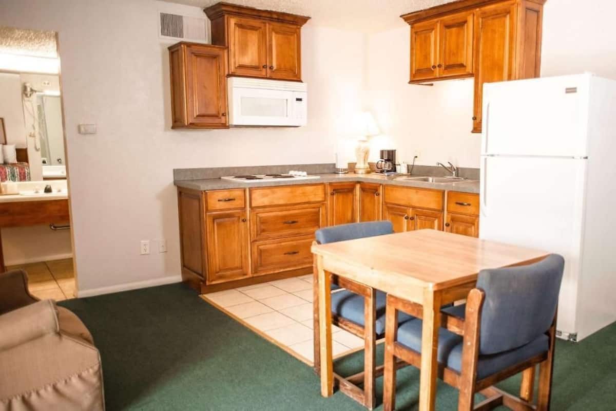 Deluxe Studio, 2 Queen Beds, Non Smoking, Kitchenette | Private kitchen