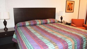 Deluxe Single Room, 1 Queen Bed, Non Smoking, Jetted Tub | Individually furnished, desk, laptop workspace, blackout drapes - Wayfarer Inn Woodward (Woodward)