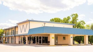 Front of property - Wayfarer Inn Woodward (Woodward)