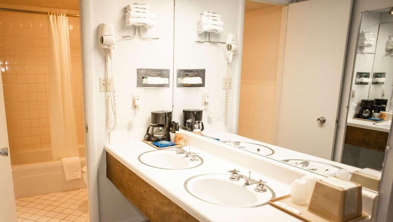 Bañera con ducha, bañera de hidromasaje, artículos de tocador gratuitos