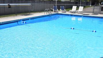 Açık yüzme havuzu, şezlonglar