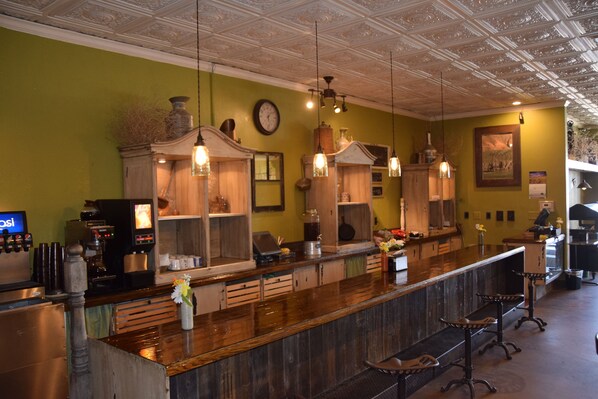 Breakfast, lunch and dinner served - National 9 Gillette (Gillette)